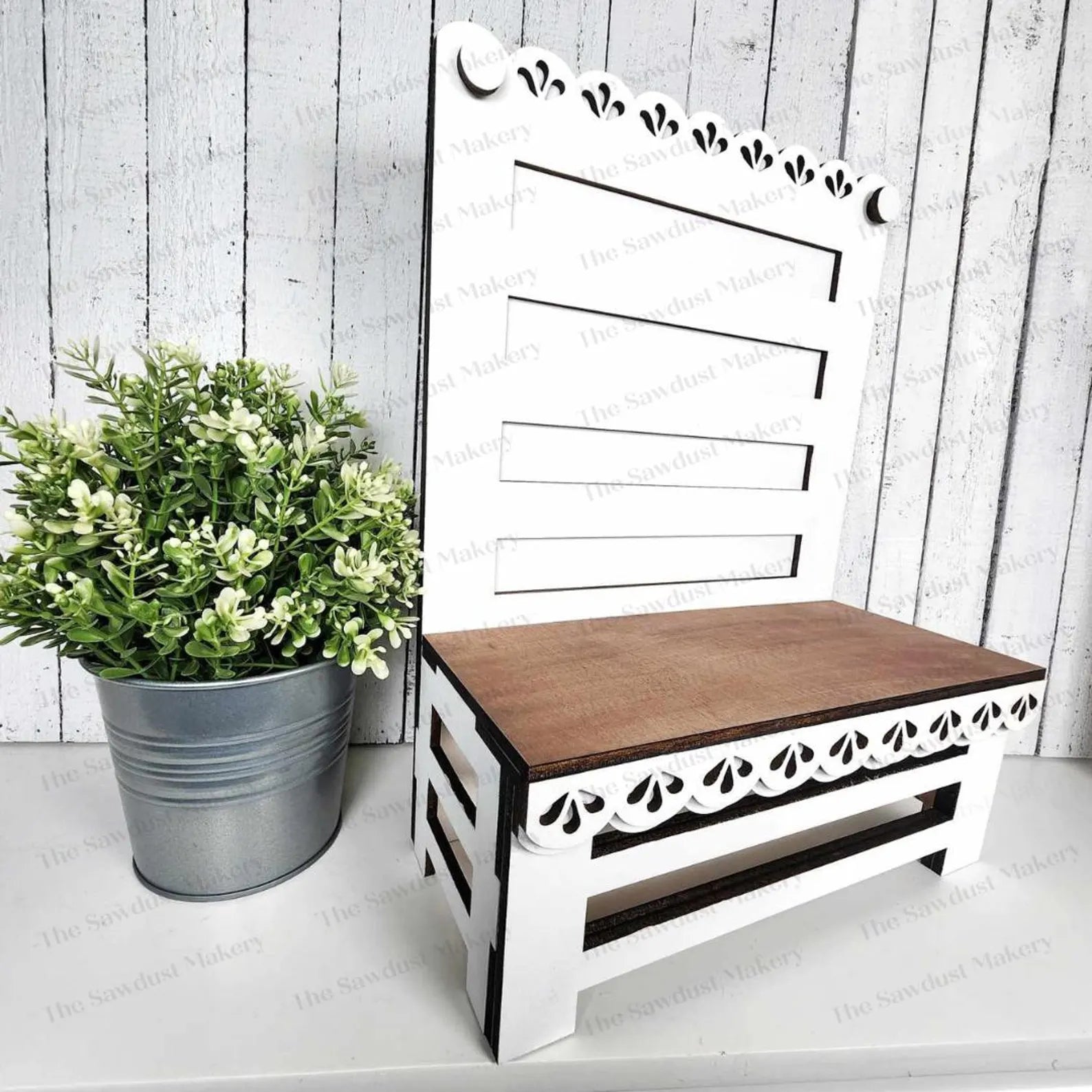 Farmhouse Trim Chair (Holds tier tray or decor sets)